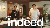 レインボーが出演するIndeed新CM「ホテル」編のワンシーン