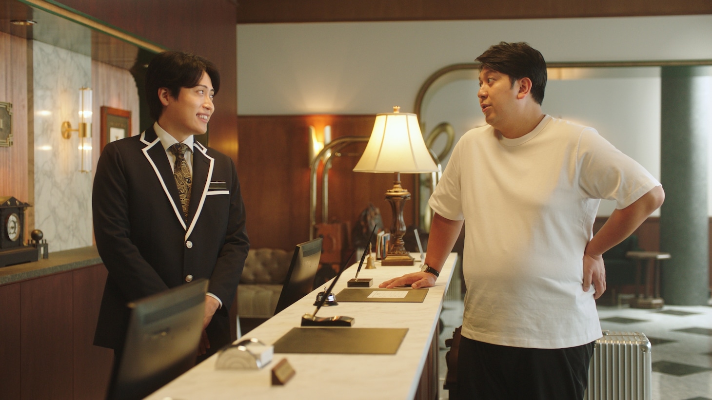 レインボーが出演するIndeed新CM「ホテル」編のワンシーン