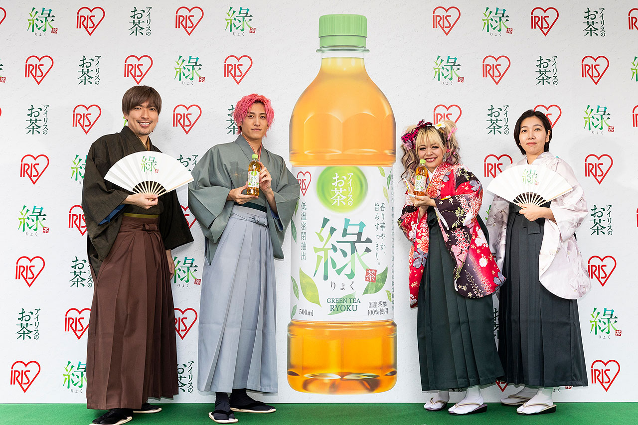 「アイリスのお茶 綠（りょく）」プロモーションイベントに登壇したEXITとエルフ