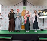 「アイリスのお茶 綠（りょく）」プロモーションイベントに登壇したEXITとエルフ