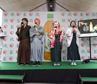 「アイリスのお茶 綠（りょく）」プロモーションイベントに登壇したEXITとエルフ