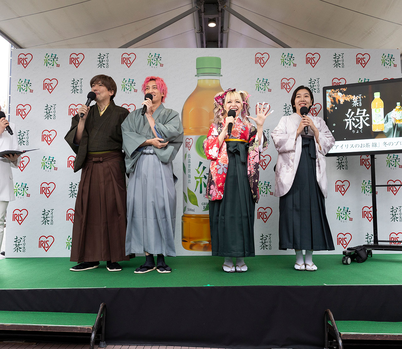 「アイリスのお茶 綠（りょく）」プロモーションイベントに登壇したEXITとエルフ