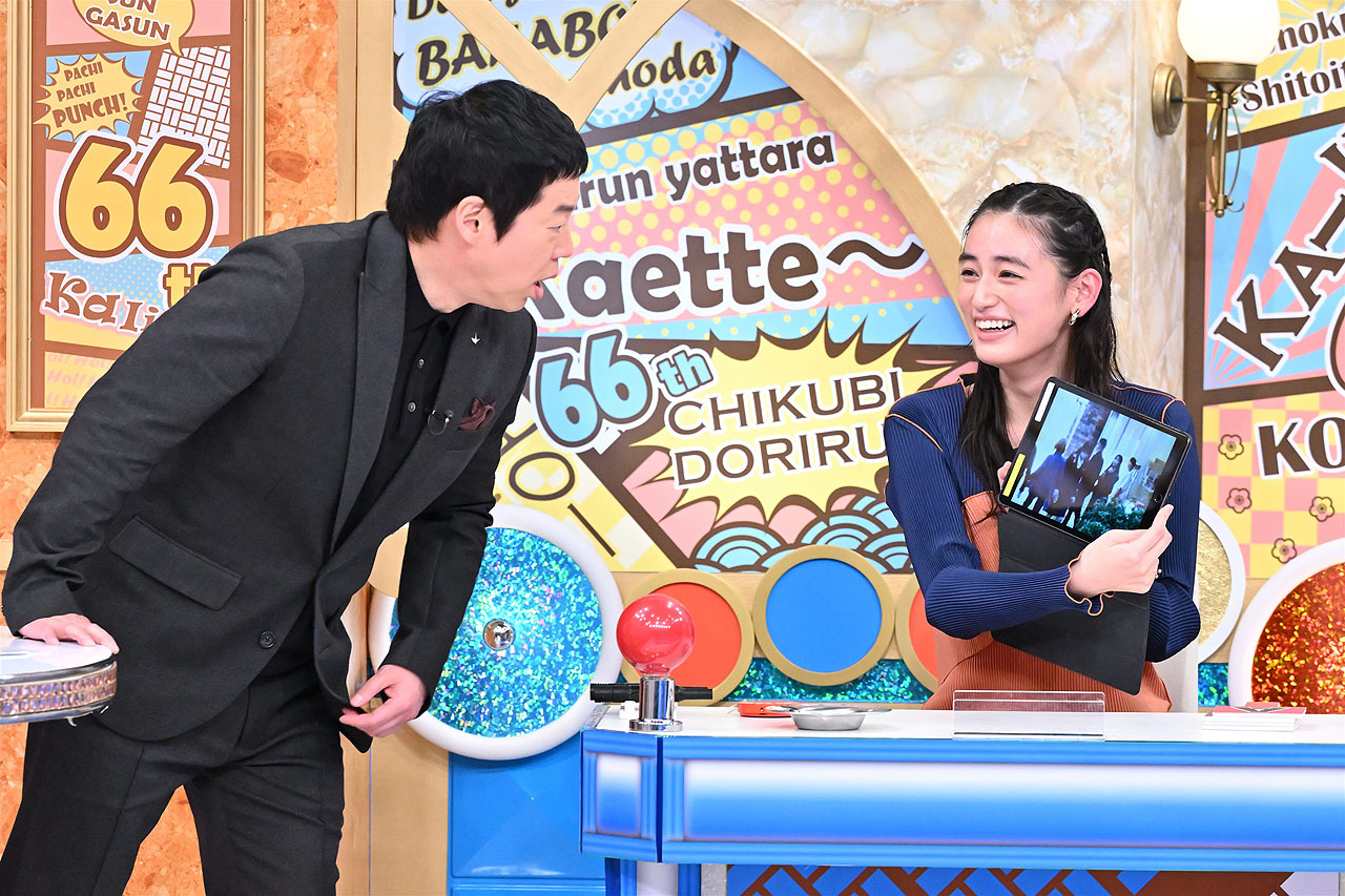 回答者の八木莉可子（右）