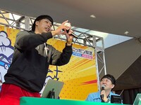 変化球の握りを指導するバッテリィズ・エース（左）