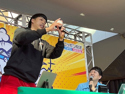 変化球の握りを指導するバッテリィズ・エース（左）