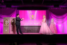 この日限りのアワード「輝く瞳アワード2025」グランプリに輝いたレインボー池田（右）と審査を務めたジャンボたかお（左）