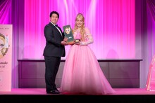 この日限りのアワード「輝く瞳アワード2025」グランプリに輝いたレインボー池田（右）と審査を務めたジャンボたかお（左）