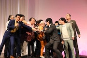 マヂカルラブリー・野田クリスタルの発案で、円陣を組むファイナリストたち