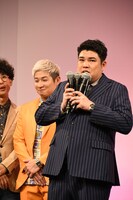 演説者のようにマイクをたくさん持つ豪快キャプテン・山下ギャンブルゴリラ