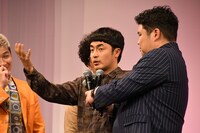 たくろう赤木（左）にたくさんのマイクを向ける豪快キャプテン・山下ギャンブルゴリラ（右）