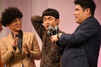 たくろう赤木（中央）にたくさんのマイクを向ける豪快キャプテン・山下ギャンブルゴリラ（右）