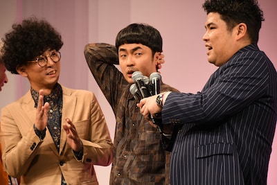 たくろう赤木（中央）にたくさんのマイクを向ける豪快キャプテン・山下ギャンブルゴリラ（右）