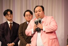 マイクをたくさん持ったママタルト大鶴肥満