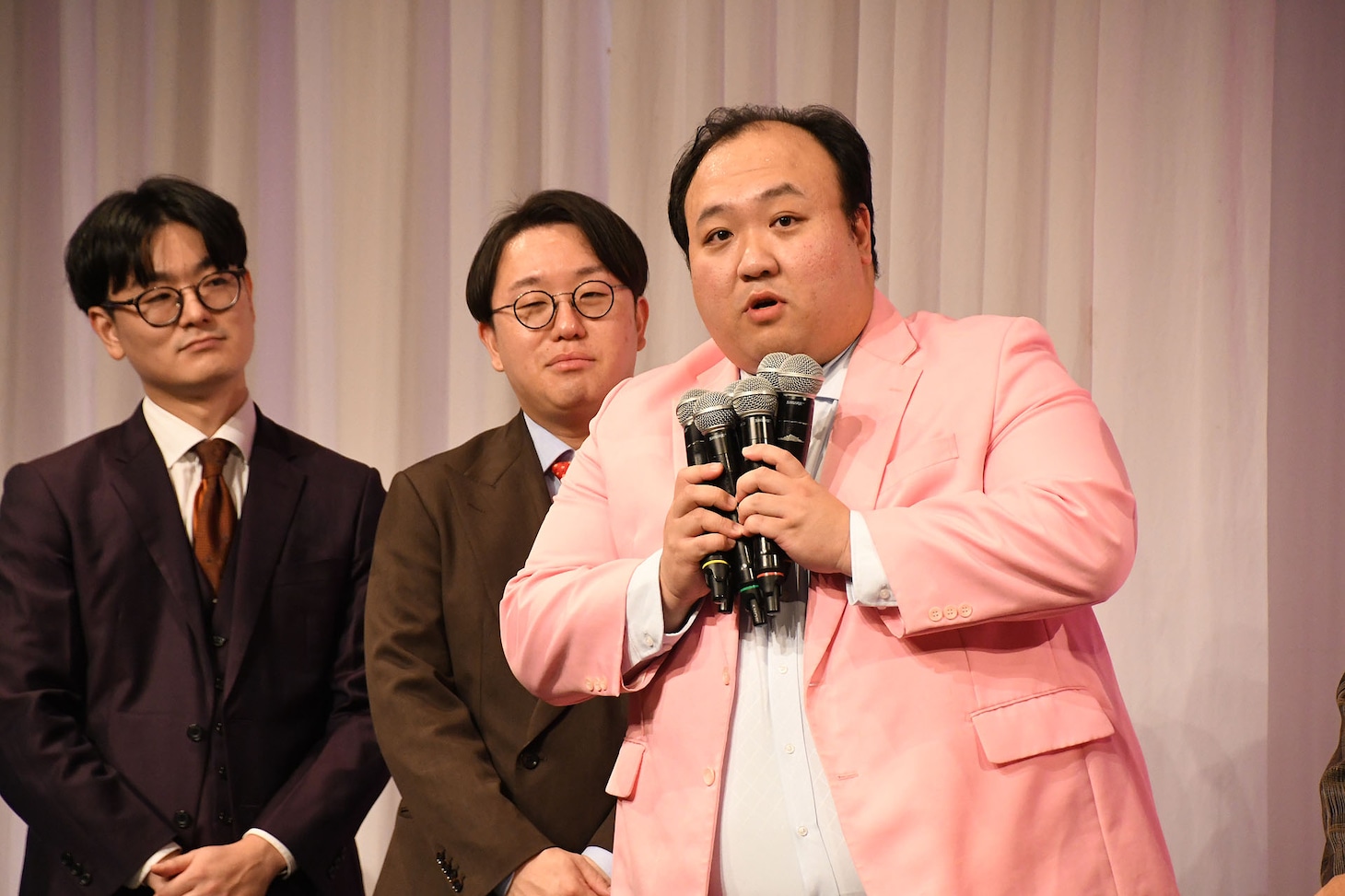 マイクをたくさん持ったママタルト大鶴肥満