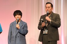 マイクをたくさん持つ流れがあったが、記者から「マイクは1本でお願いします」と言われるエバース