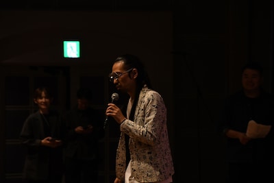 壇上から降りて記者のパソコンを勝手にいじる真空ジェシカ川北