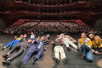 客席を背景にした記念撮影の様子