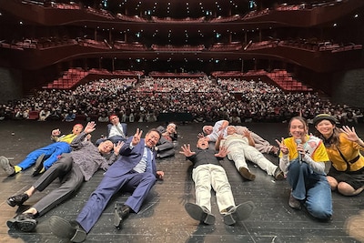 客席を背景にした記念撮影の様子