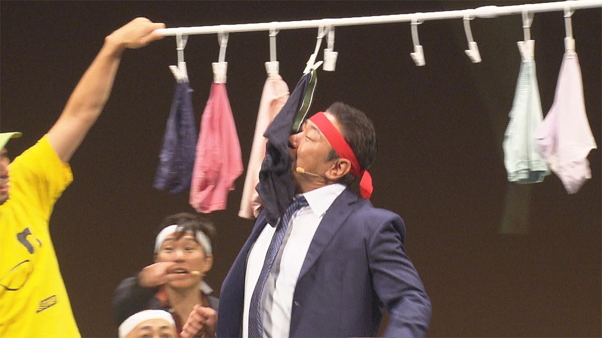 パン食い競争ならぬ「パンツ食い競争」のワンシーン