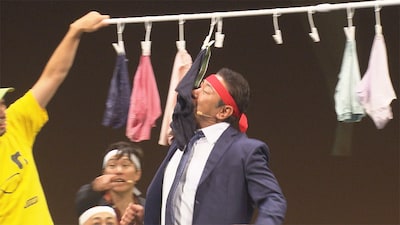 パン食い競争ならぬ「パンツ食い競争」のワンシーン