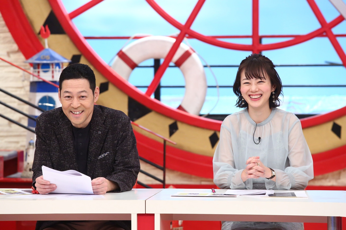 左から東野幸治、高橋真理恵アナウンサー