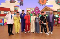 左から、かまいたち濱家、博多華丸・大吉、千鳥・大悟、前田敦子、高橋みなみ、陣内智則、ケンドーコバヤシ