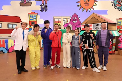 左から、かまいたち濱家、博多華丸・大吉、千鳥・大悟、前田敦子、高橋みなみ、陣内智則、ケンドーコバヤシ