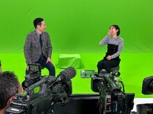 左から東野幸治、朝日奈央