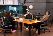 左から、なるみ、ナインティナイン岡村、すっちー