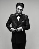 SUGARHILのタキシードを着用する令和ロマンくるま