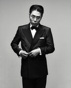 SUGARHILのタキシードを着用する令和ロマンくるま