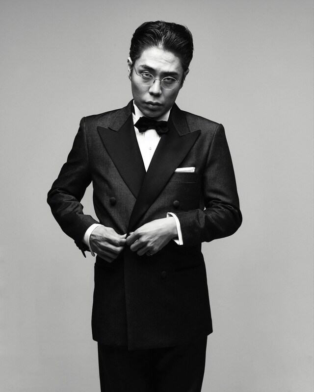 SUGARHILのタキシードを着用する令和ロマンくるま