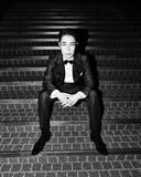 SUGARHILのタキシードを着用する令和ロマンくるま