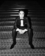 令和ロマンくるま、タキシードのモデルを務める