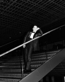 SUGARHILのタキシードを着用する令和ロマンくるま