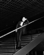 令和ロマンくるま、タキシードのモデルを務める