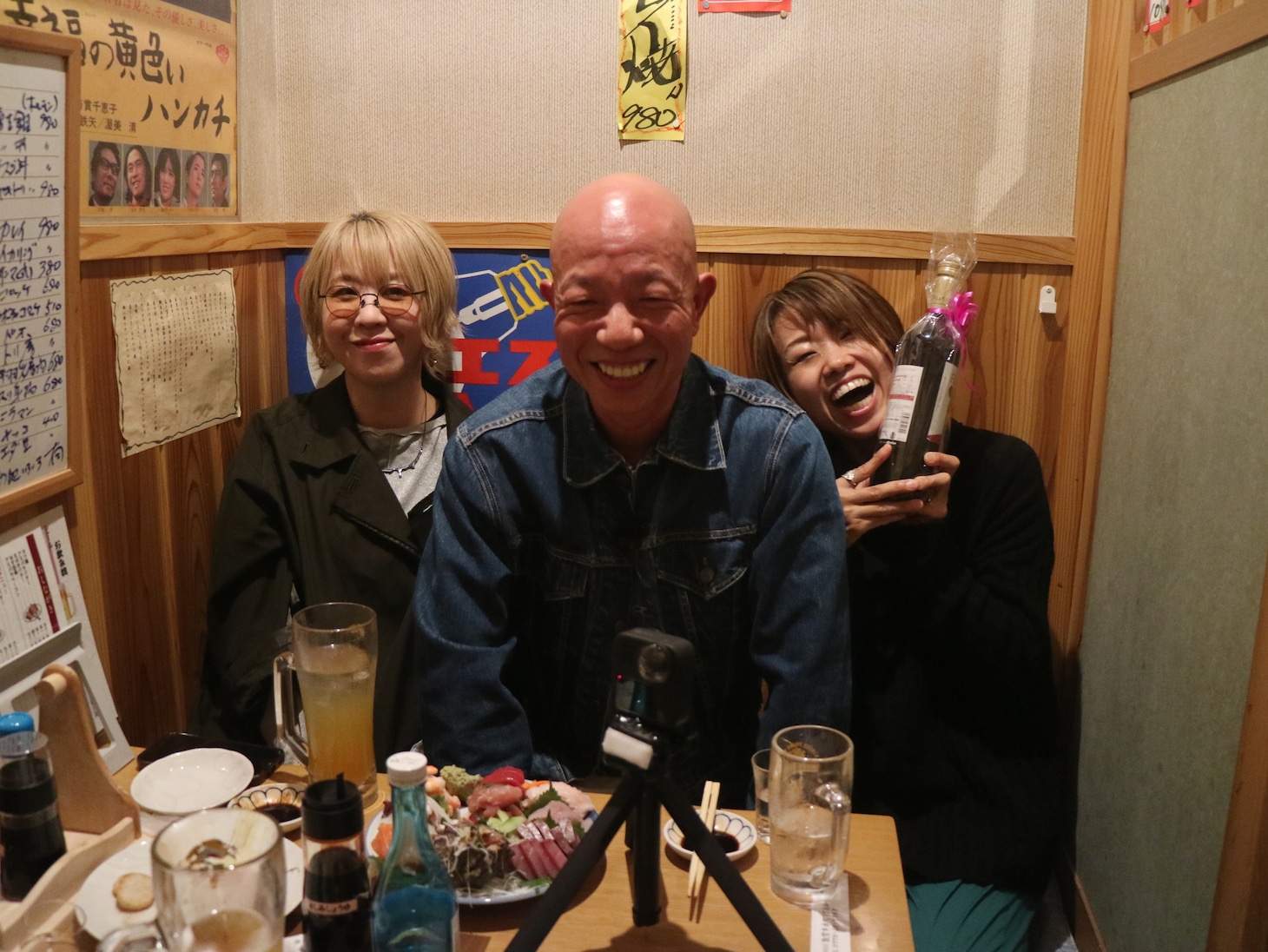 出会った人々と記念写真を撮るバイきんぐ小峠