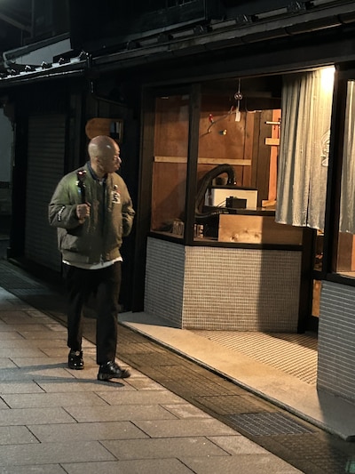 飲み歩くバイきんぐ小峠