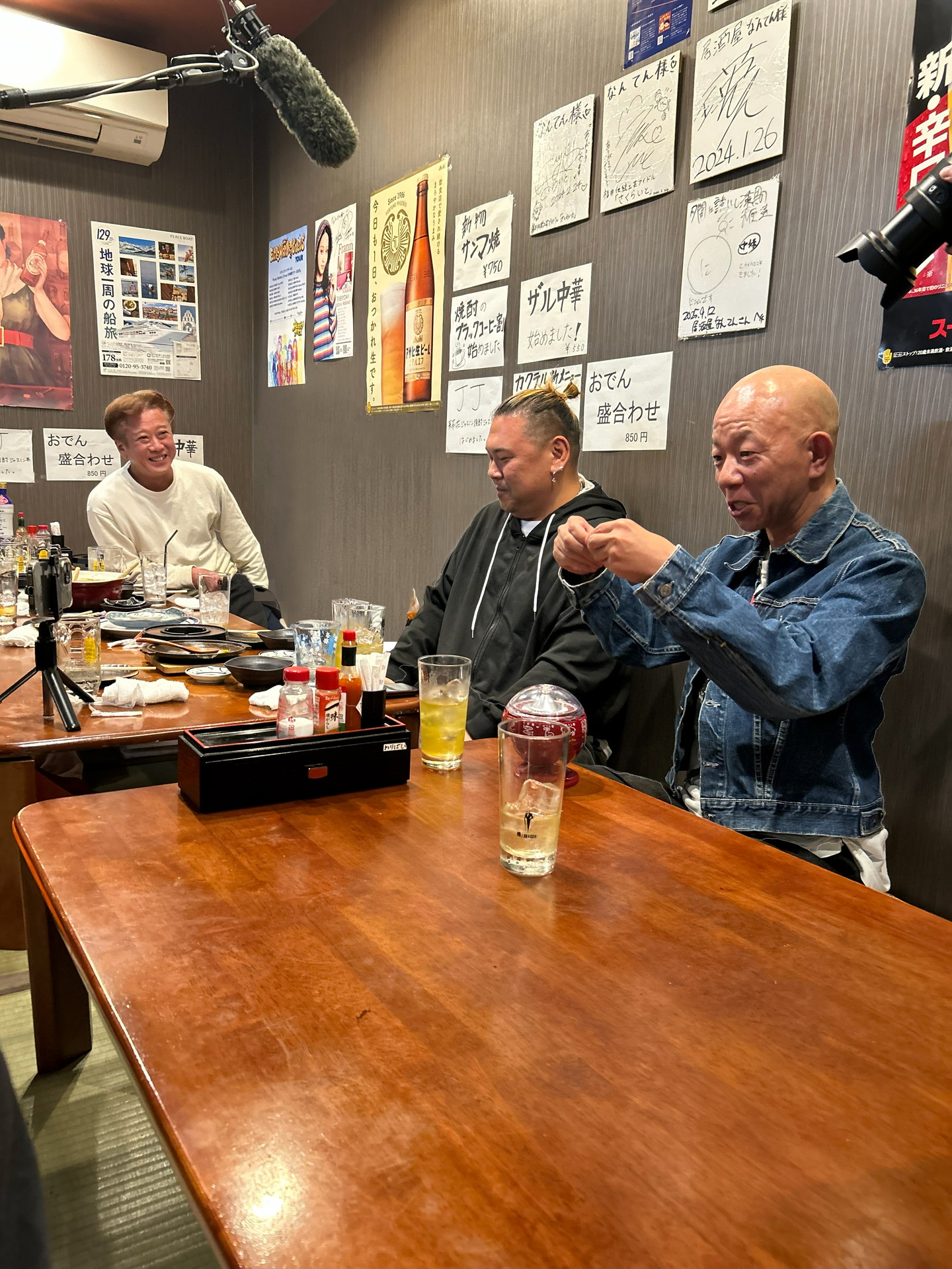 出会った人々と交流するバイきんぐ小峠