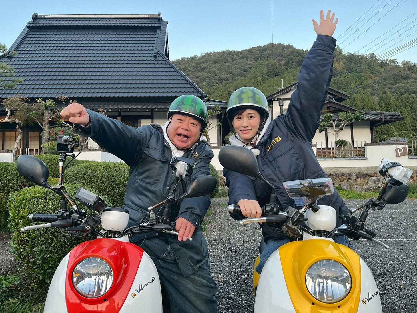 電動バイクにまたがる出川哲朗と前田敦子