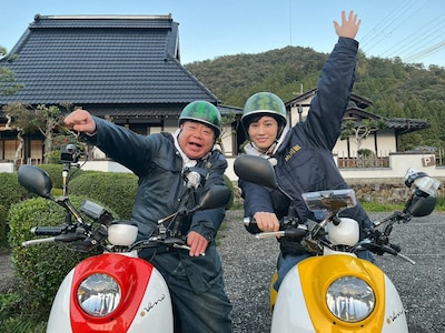 電動バイクにまたがる出川哲朗と前田敦子