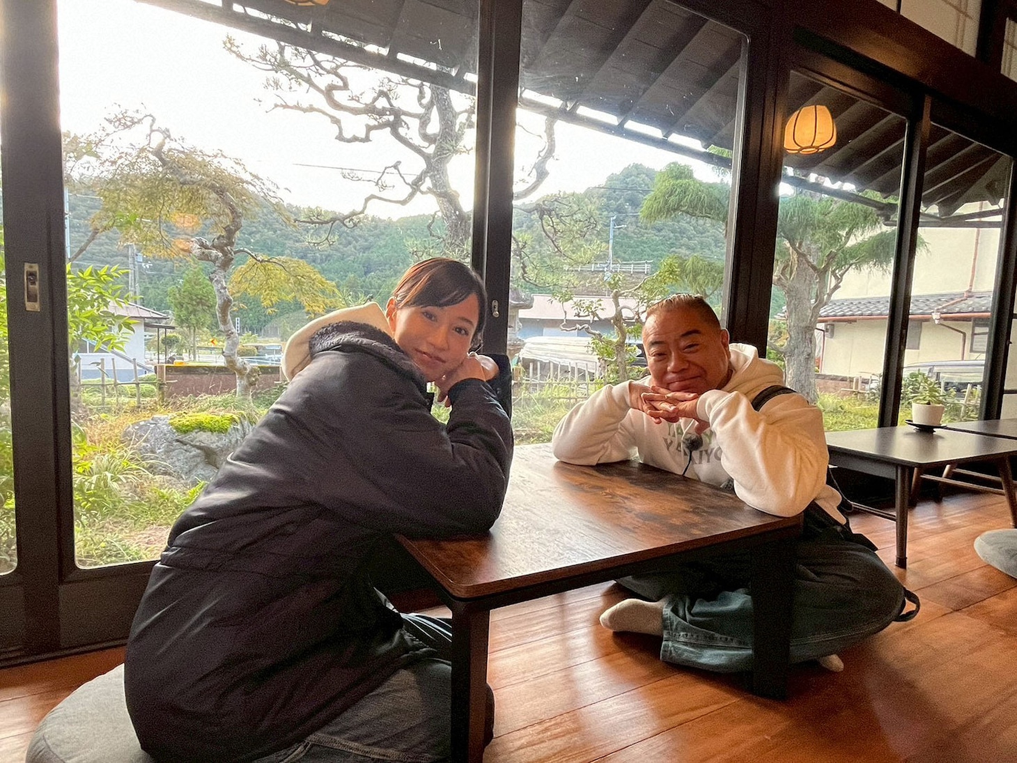 くつろぐ前田敦子と出川哲朗