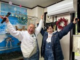 「フライングゲット」ポーズの出川哲朗と前田敦子