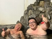 湯に浸かる出川哲朗とタイムマシーン3号・関