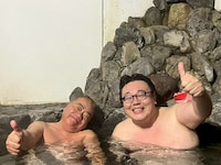 湯に浸かる出川哲朗とタイムマシーン3号・関