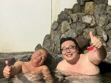 湯に浸かる出川哲朗とタイムマシーン3号・関