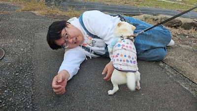 犬と戯れるタイムマシーン3号・関