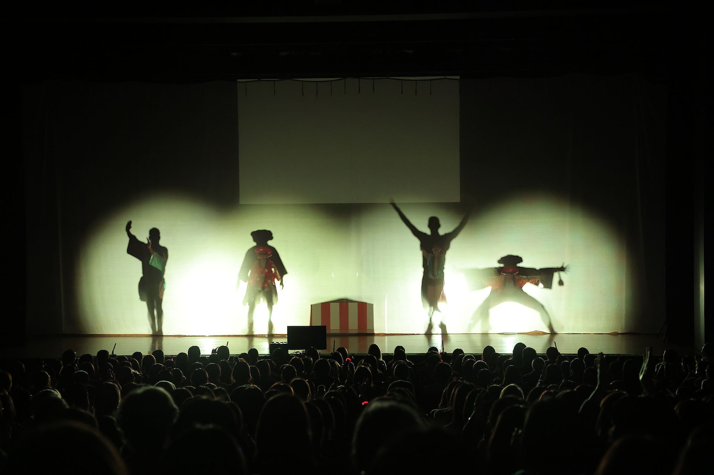 シルエットで登場した神4