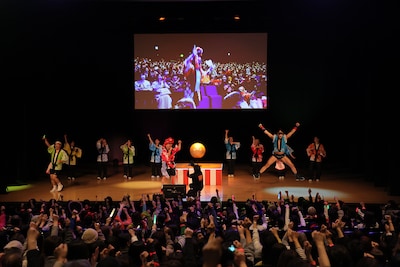「シャイニング盆踊り」で盛り上がる会場