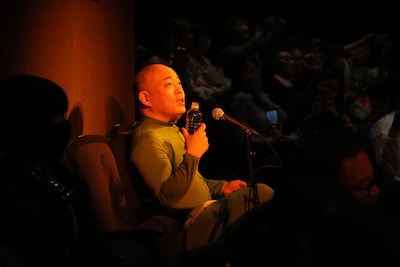 よしもと waraii myraii館のシンボルである笑顔の球体「タマー」、ではなく照らされたギャロップ林